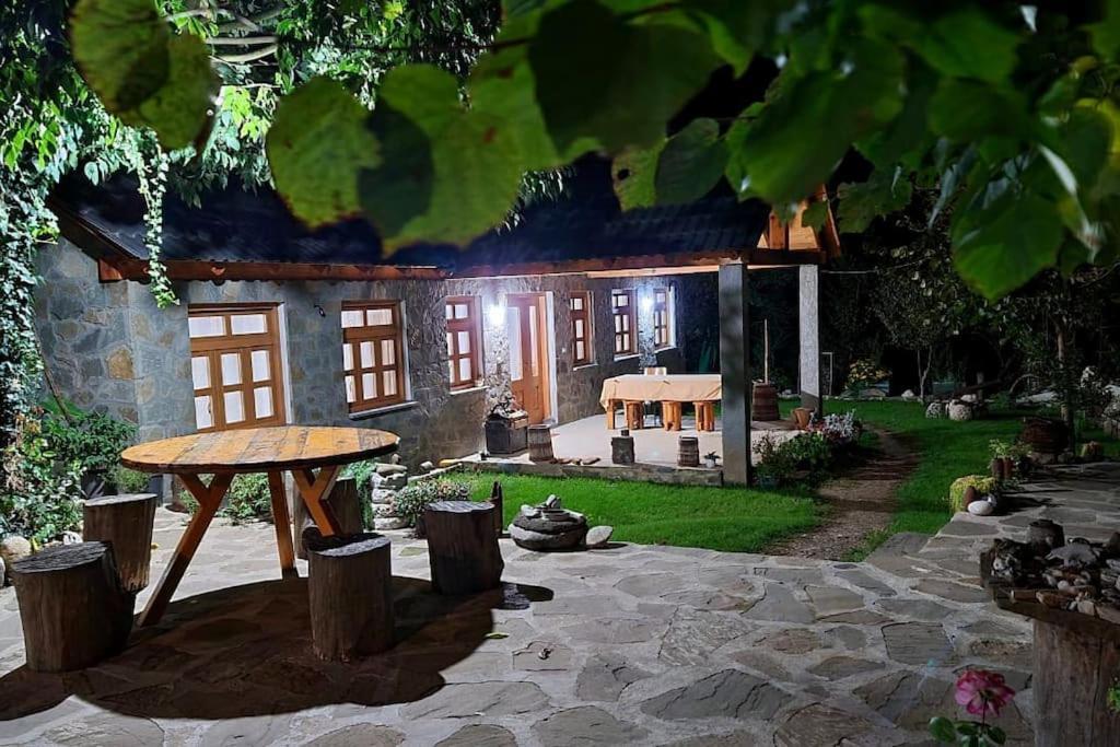 Bujtina Peshtan Guesthouse&Camping Tepelene Eksteriør bilde